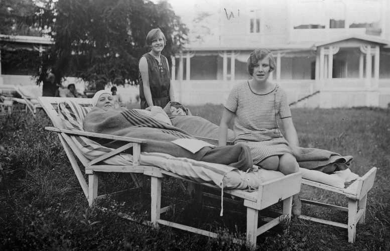 keuhkotautipotilaita ulkosalla