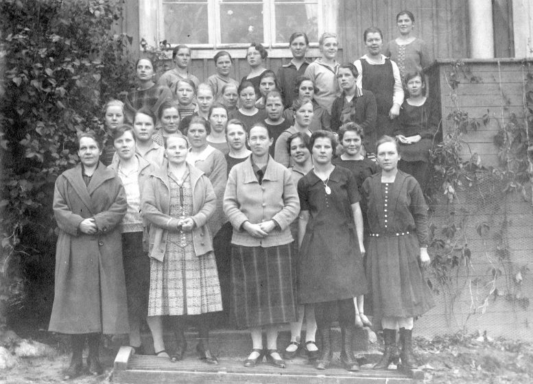 kotitalouskoulun ihmisiä